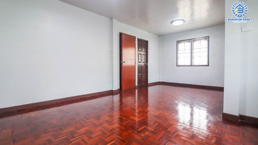 *****ทาวน์เฮ้าส์มือสองย่านนนทบุรี ม.ทิพย์นคร กรุงเทพ-นนทบุรี หลังมุม! เนื้อที่เยอะแบบจัดเต็มถึง 39 ตร.ว. ฟังก์ชัน 3 ห้องนอน 2 ห้องน้ำ 3 ที่จอดรถ บนทำเลเดินทางสะดวก เพียง 550 เมตรก็ถึงรถไฟฟ้าสายสีม่วง "สถานีแยกติวานนท์" และทางด่วน "งามวงศ์วาน" ห้ามพลาด!